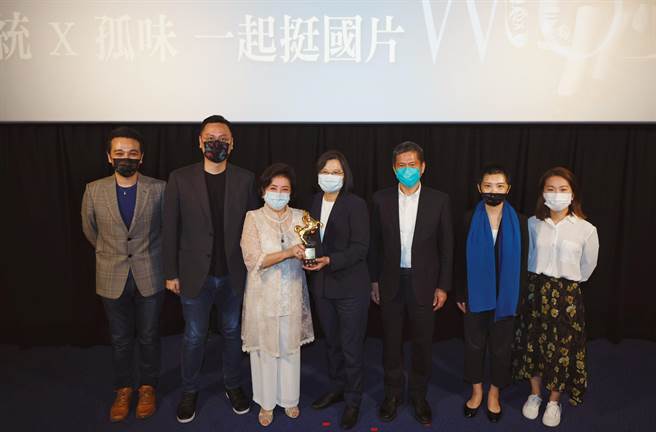 看《孤味》 总统大讚陈淑芳，本人漂亮很多、身材真好。民进党中央提供