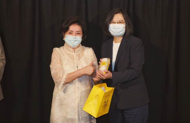 看《孤味》 总统大讚陈淑芳，本人漂亮很多、身材真好。民进党中央提供