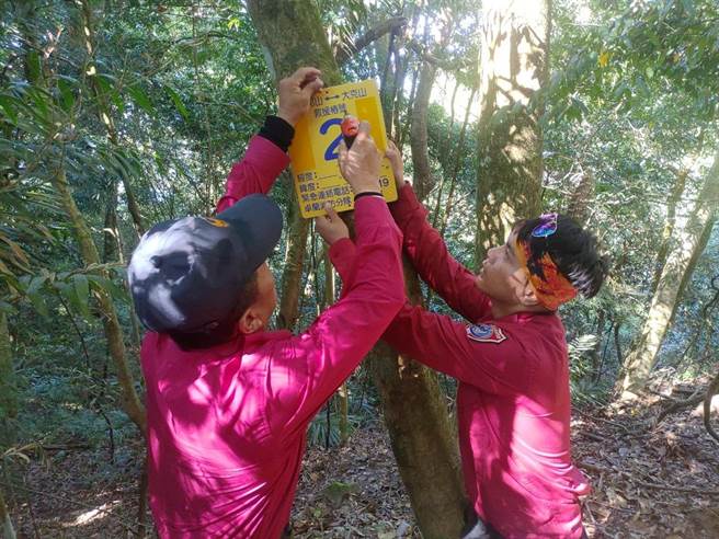 苗栗县消防局第五大队卓兰分队警消及卓兰义消，观察到「马克纵走」路线近来越来越多人攀登，日前制作全新救援桩号，现已完成钉定。（苗栗县消防局提供／巫静婷苗栗传真）