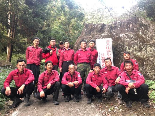 苗栗县消防局第五大队卓兰分队警消及卓兰义消，观察到「马克纵走」路线近来越来越多人攀登，23日制作全新救援桩号，上山完成钉定作业。（苗栗县消防局提供／巫静婷苗栗传真）