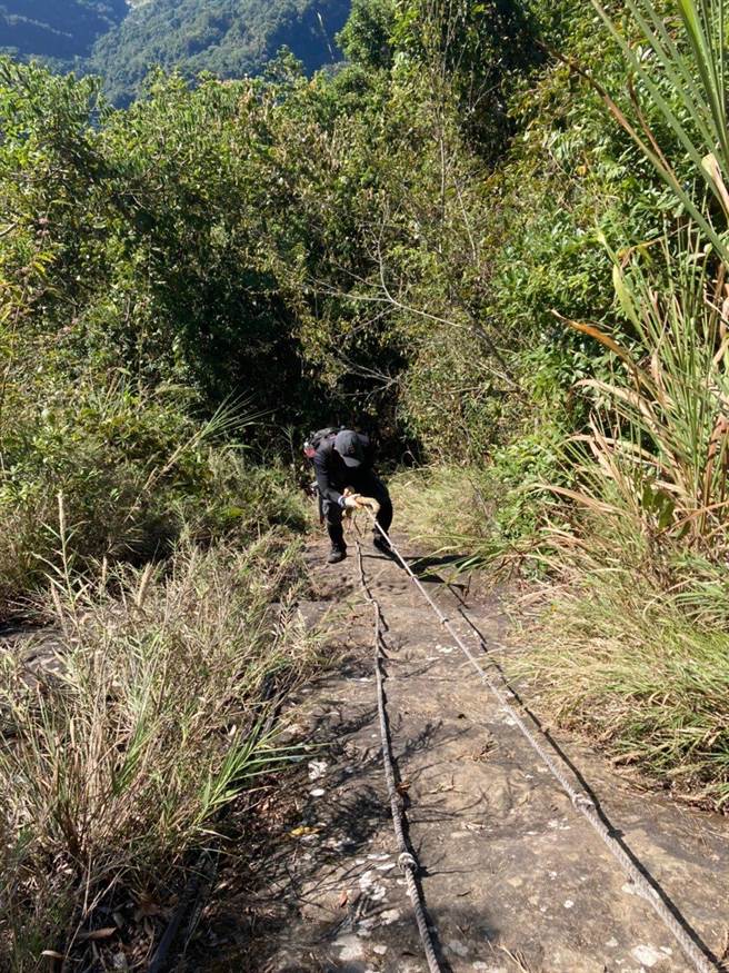 「马克纵走」路线，沿途攀岩走壁，考验山友的体力与胆识。（苗栗县消防局提供／巫静婷苗栗传真）