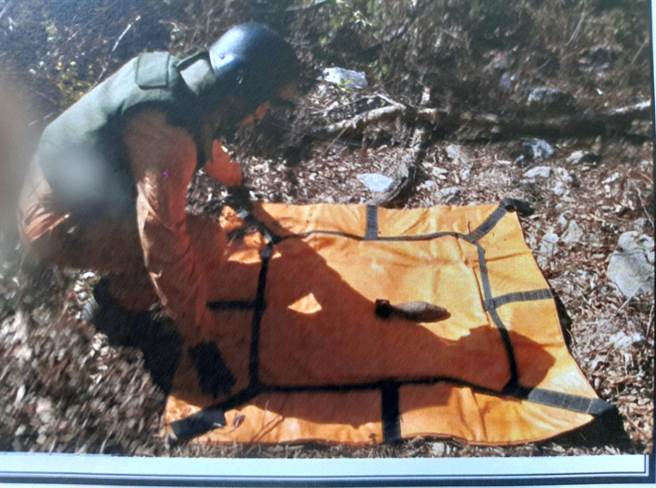 金门金湖镇黄海路旁的小路今（26）日发现1枚未爆弹，金防部派员现场勘验，确认是60公厘迫炮弹残体。（民眾提供）