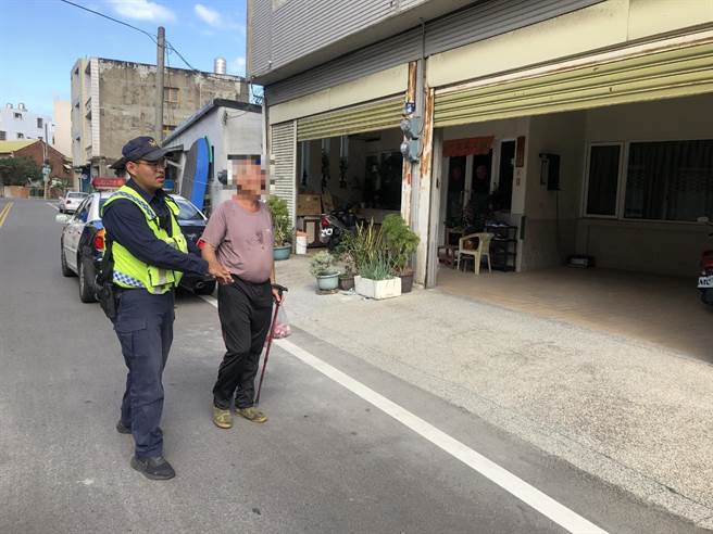 竹南警分局竹南所员警协助徐姓视障男子回家。（竹南警分局提供／谢明俊苗栗传真）