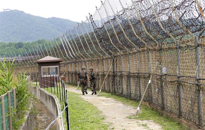 一名北韩民眾用跳跃的方式，跳过3公尺高的南北韩边界铁丝网进入南韩，他自称是前体操运动员。图为南北韩边界铁丝网。（资料照／美联社）