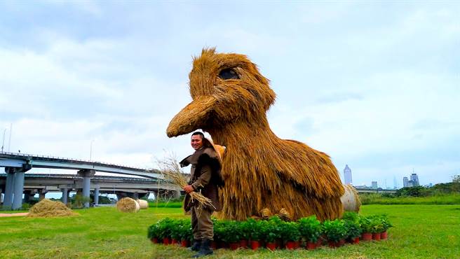 三重鸭鸭公园变装田园风　稻草鸭鸭真是「卡哇伊」（高滩处提供／戴上容新北传真）