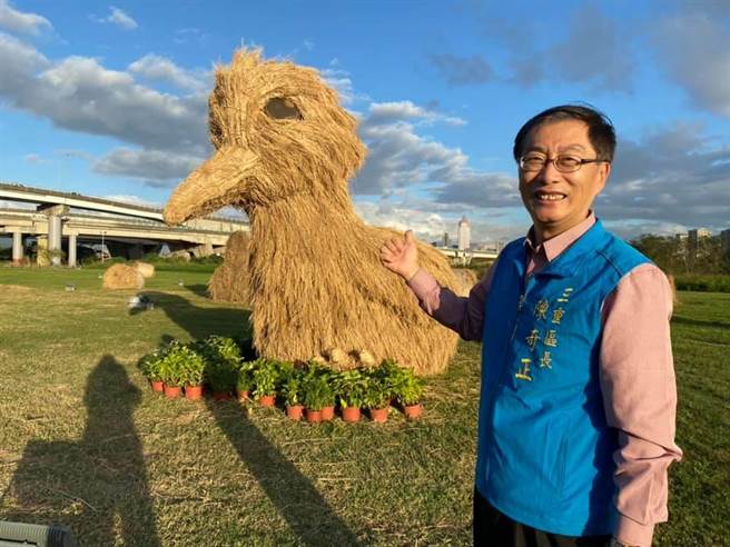 三重区长陈奇正抢先造访鸭鸭公园变装过程开心表示，今年的地景鸭鸭公园真的很不一样（戴上容摄）