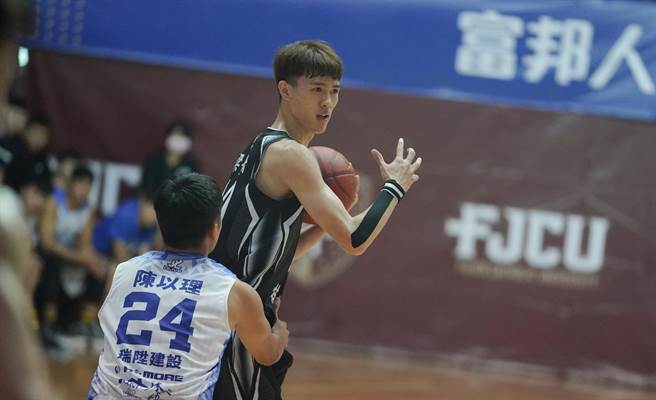 北市大梁予纶（后）今天缴出「双二十」表现，助队击败中原，拿下第一阶段预赛第2胜。（大专体总提供）