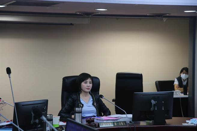 国民党北市议员王欣仪爆，2011年议会赴欧参访，高嘉瑜买劳力士名表「绿水鬼」款。（张薷摄）