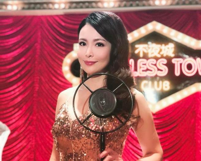 8点檔艷丽女星不怕见光死 43岁素顏照泄超邪恶视角(图/ 摘自德馨IG)