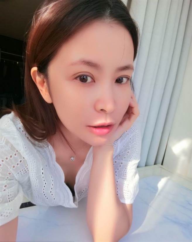 德馨晒出几乎素顏的生活照，完全不像43岁外还若隐若现露出邪恶视角，让粉丝大饱眼福。(图/ 摘自德馨IG)