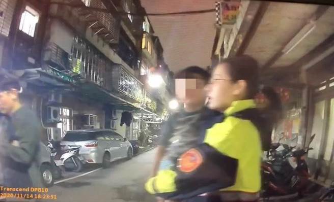女警方柏雅抱着男童挨家挨户寻问，最后才找到男童的住处。（翻摄画面／李俊淇新北传真）