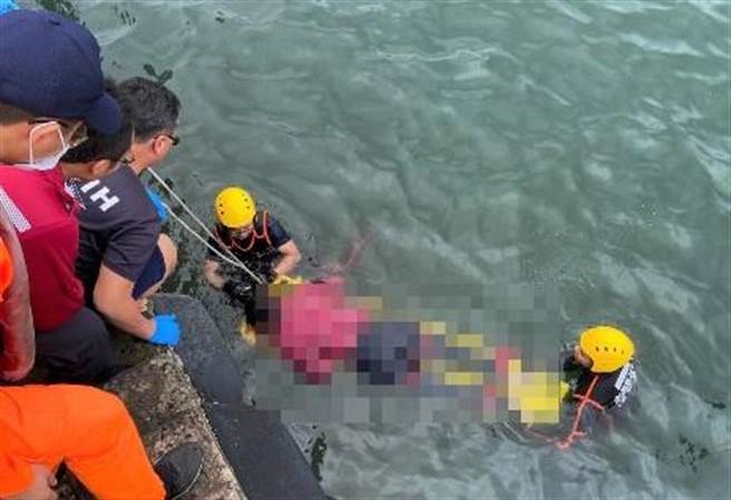 消防人員撈起黃姓婦人，緊急搶救。（澎湖縣消防局提供／陳可文澎湖傳真）