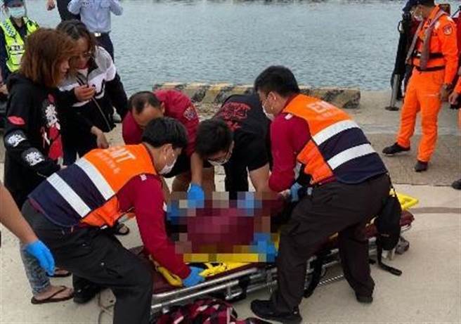 消防人員緊急搶救黃姓婦人。（澎湖縣消防局提供／陳可文澎湖傳真）