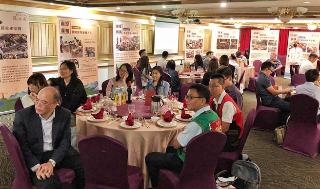张妈妈慈善基金会今举办成果发表会，由基金会执行长汪渡村（左）主持，并邀请高雄市茂林、桃源与那玛夏等偏乡国中校长及媒体朋友出席。（张姚宏影社福慈善基金会提供／廖德修台北报导）
