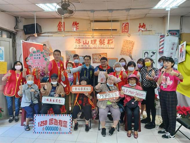 华山「怀旧理髮厅」快剪助老，復古氛围暖心动人。（吴康玮摄）