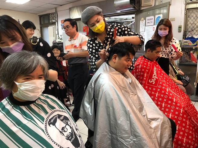 华山「怀旧理髮厅」快剪助老，復古氛围暖心动人。（吴康玮摄）