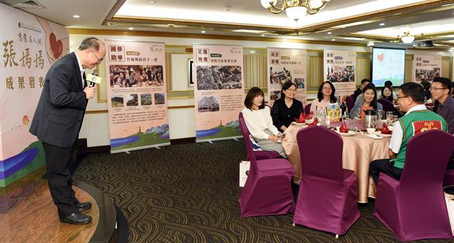 张妈妈慈善基金会成果发表会，由基金会执行长汪渡村（左）主持，并与出席来宾餐叙。（张姚宏影社福慈善基金会提供／廖德修台北传真）