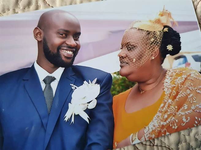 62岁乌干达公主露丝再嫁小鲜肉男友的甜蜜模样。(取自MargaretMuhanga推特)