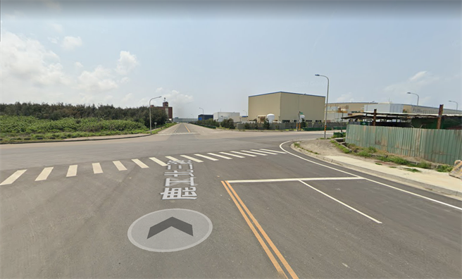 56岁赖姓男子无照酒驾载着友人发生擦撞，竟肇事逃逸，从翻覆的车子中自行爬出之后，跑进200公尺外的路旁草丛躲了足足1个半小时；令员警哭笑不得，法官更对其只顾逃跑，见死不救的恶行不满。（摘自google地图／谢琼云彰化传真）