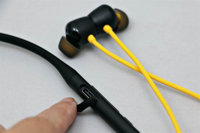 realme Buds Wireless Pro採USB-C充电孔，并有防尘盖。（黄慧雯摄）