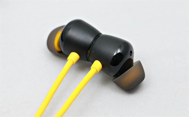 realme Buds Wireless Pro耳机位置有磁吸功能，磁吸时可断开蓝牙。（黄慧雯摄）