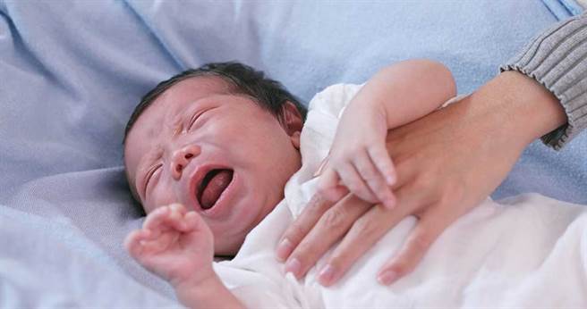 ▲寶寶1-2個月時可能會有拉肚子、脹氣、腸絞痛等症狀，這些症狀都容易在夜晚發作，影響家庭作息。圖/ Shutterstock