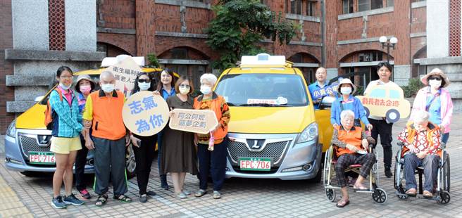 小黄公车司机趁閒暇之余搭载失智长辈，一圆难得出游的梦。（林和生摄）