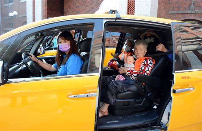 在志工从旁协助下，小黄公车司机搭载失智长辈出游。（林和生摄）