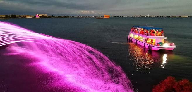 大鹏湾「水幕光雕秀」是全台唯一海水喷泉音乐秀，夜航游湖也就成了东港最吸睛的夜间游程，目前预约团客已排到明年1月。（谢佳潾摄）