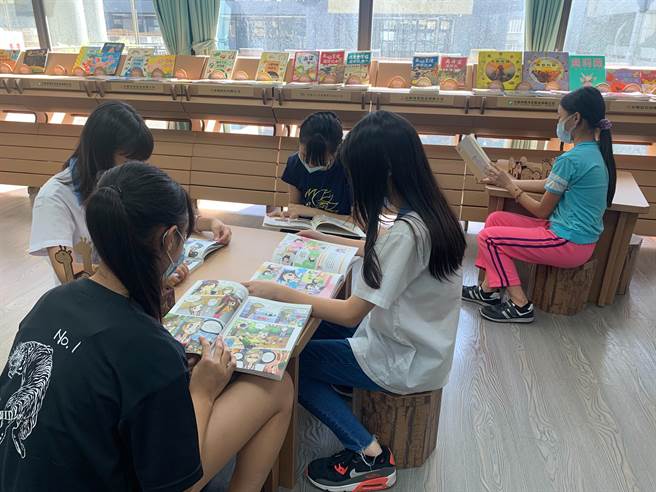 新北市第3座紙圖書館「紙圖書館」今（26日）於中和區積穗國小啟用。（葉書宏攝）