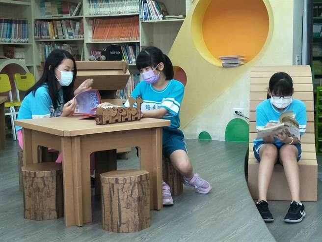 新北市第3座紙圖書館「紙圖書館」今（26日）於中和區積穗國小啟用。（葉書宏攝）