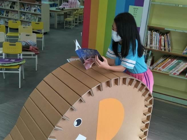 新北市第3座紙圖書館「紙圖書館」今（26日）於中和區積穗國小啟用。（葉書宏攝）