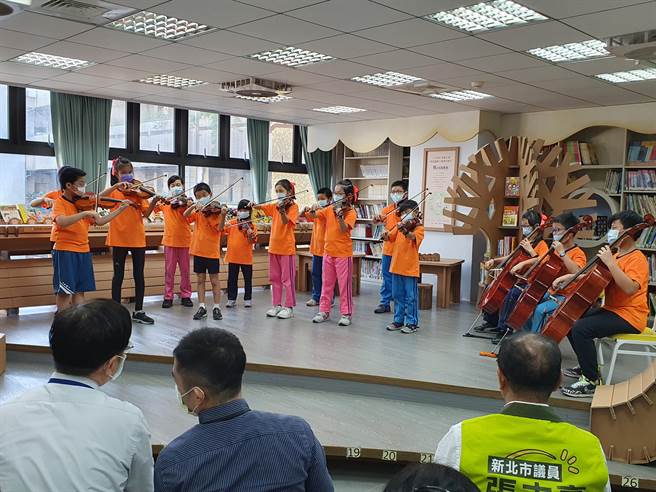 新北市第3座紙圖書館「紙圖書館」今（26日）於中和區積穗國小啟用。（葉書宏攝）