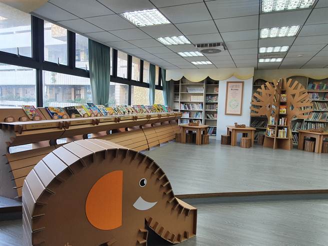 新北市第3座紙圖書館「紙圖書館」今（26日）於中和區積穗國小啟用。（葉書宏攝）