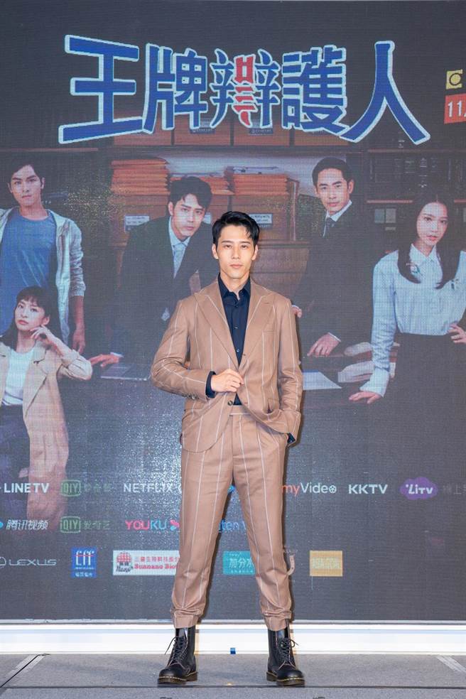 胡宇威在《王牌辩护人》饰演天才律师。（东森提供）