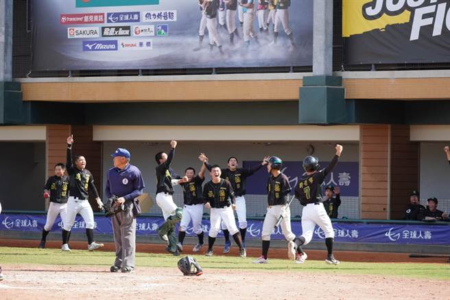 成德高中棒球队史上最佳绩，黑豹旗挺进4强。（新竹市府提供／邱立雅竹市传真）