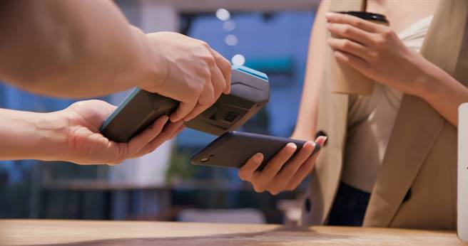 一名网友表示，自己到某卖场使用动滋券折抵时，店员却表示已被使用过，而当她查询使用纪录时，发现正是在该店进行消费，但店员态度不佳，令他相当不满。(图取自达志影像/示意图非当事人)