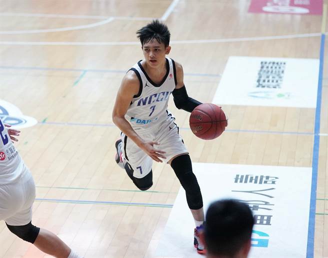 政大游艾喆今天缴出15分、10篮板、5助攻、5抄截全能数据。（大专体总提供）