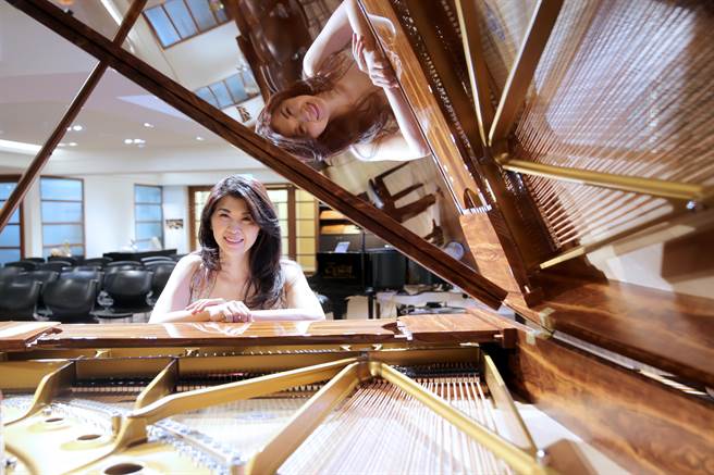 享誉国际的钢琴家陈毓襄，在19岁时独自到俄国参加柴可夫斯基大赛，在艰困的条件下，完成比赛。3年后她拿下波哥雷里奇大赛首奖，成为世人关注的钢琴家，回顾这段把刻苦化为养分的岁月，陈毓襄今年也给自己挑战，一连演奏多首协奏曲之外，也将在本周末登101弹琴。（黄世麒）