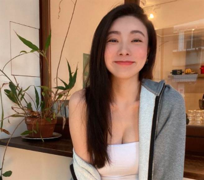 学霸女神辣穿中空泳装 胸前炸出震撼形状(图/ 摘自邵岱儿IG)