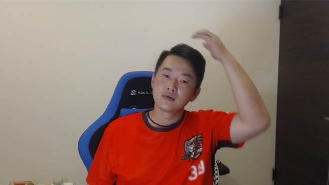 陈柏惟不满自制讽刺招牌被掀掉，开直播呛江启臣道歉，更狂言「以为我不能打35个」 (图／陈柏惟脸书)
