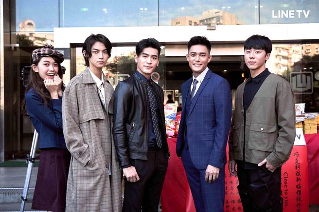 《HIStory4-近距离爱上你》开镜，右起林嘉威、安俊朋、涂善存、陈立安、纪欣伶。（LINE TV提供）