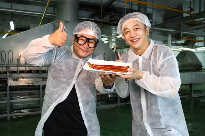 陈昭荣和爆爆看到蒲烧鳗鱼成品，超想现场吃吃看。（翰成数位提供）