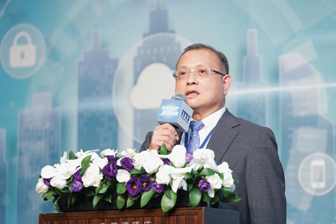 东捷资讯董事长高尚伟在「布局未来‧跨域对谈」论坛中表示盼本次活动为企业找出推动自身数位转型、提升竞争力的全方位转型解决方案。图／东捷提供