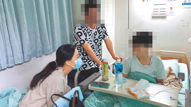 彰化县私立达德商工上周四（19日）安排学生施打「赛诺菲」流感疫苗，共有12名学生发生不适症状，校长许维纯（左）多次到医院探视。(校方提供／吴建辉彰化传真)