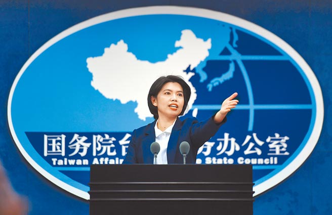 由于新冠疫情持续延烧，甚至还出现新型变种病毒，使得2020年对于两岸交流来说是一个不寻常的年份。大陆国台办发言人朱凤莲指责，民进党当局从2月至今，一直单方面暂停大陆居民赴台，设置人为障碍，严重影响了两岸人员往来和各领域交流。（新华社资料照）