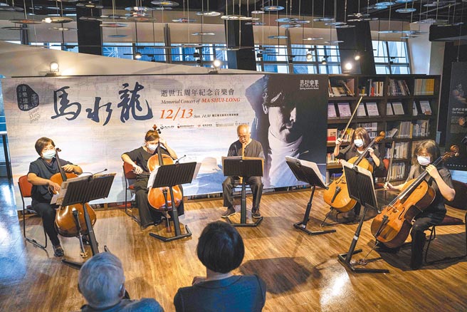 国家文艺奖得主陈中申（左三）忆恩师马水龙，生前致力推广传统音乐之美。（台湾音乐馆提供）