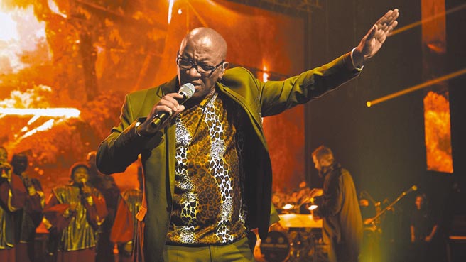 曾获葛莱美奖的南非歌手李伯，歌声嘹亮、生猛，具有辨识度，以《狮子王》原声带演唱闻名世界。（牛耳艺术提供）