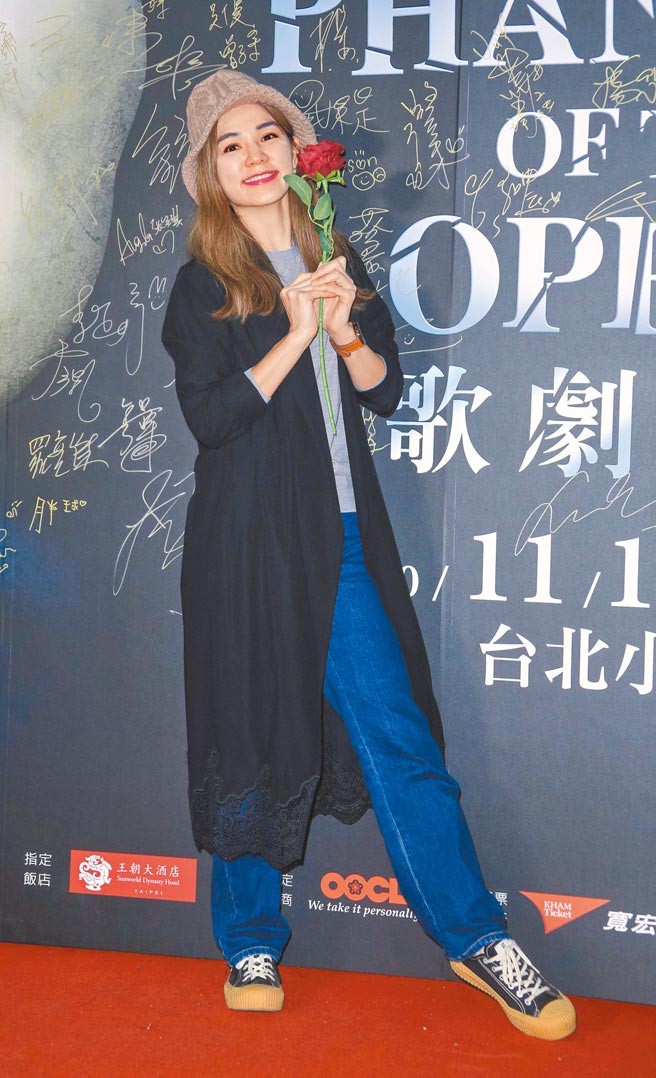 Ella昨到场观赏《歌剧魅影》。（吴松翰摄）