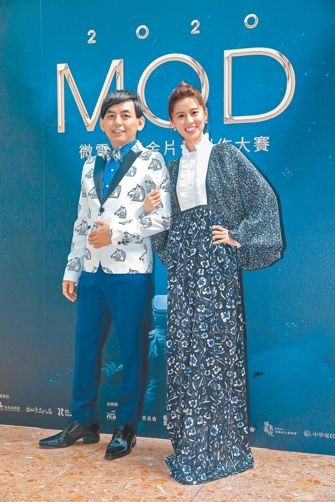 黄子佼（左）昨担任「2020 MOD微电影暨金片子创作大赛」颁奖典礼主持人，与代言人林予晞合照。（罗永铭摄）